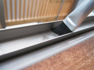 ブラシの平野ブラシは本来は目地ブラシ。でもこの角度がサッシにぴたり。目地にも使っている。