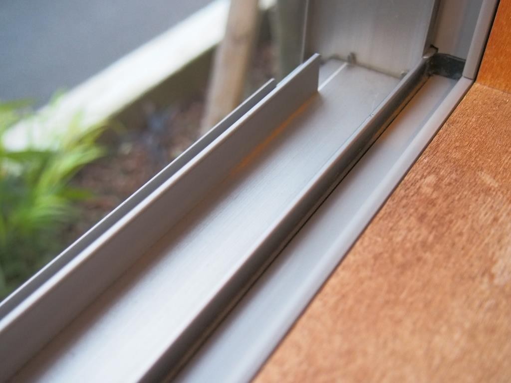 ブラシだけでここまできれいに。このあと窓の拭き掃除です。